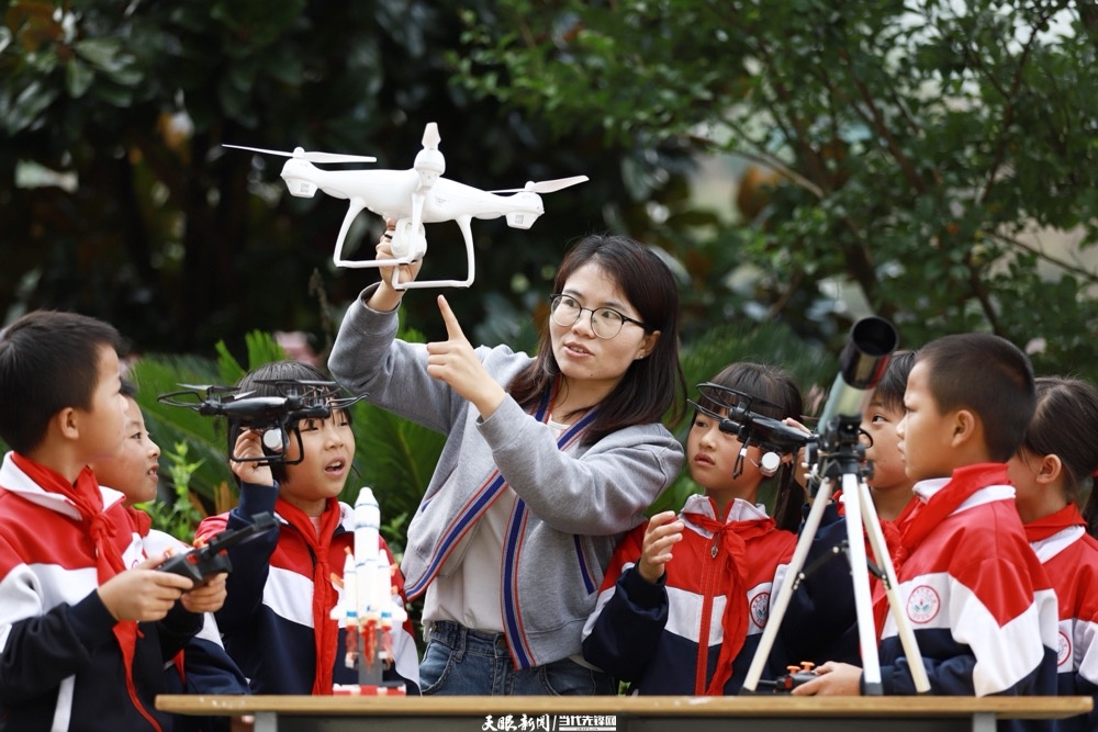 贵州省黔西市林泉镇瑶坪小学的教师和学生在校园里上科技课。侯进勇 摄.jpg