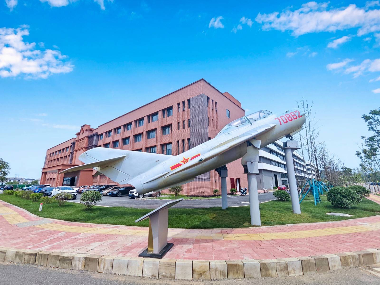 dD0xNzYzNTIyNTgzX3I9YmJmODA1MTNfdz0xMDgwX3E9MTAwX2U9anBn.webp (安顺经开区供图)位于安顺经开区的贵州航空产业城航空配套产业园1.jpg