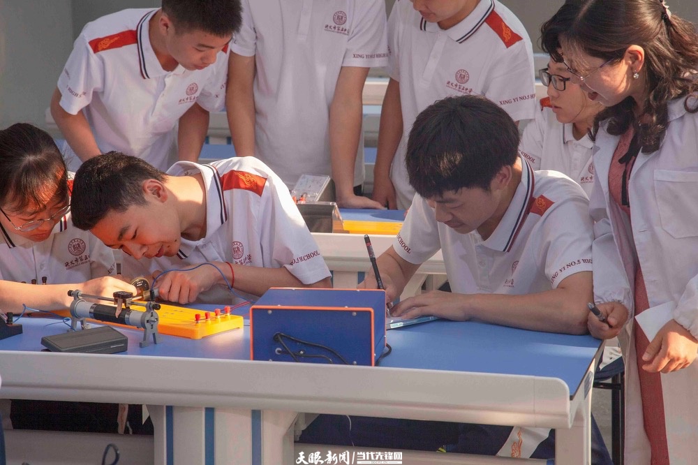 dD0xNzYzNTIzNDkwX3I9OWRhMDZhYTFfdz0xMDAwX3E9MTAwX2U9anBn.webp 兴义五中学生在上实验课。.jpg