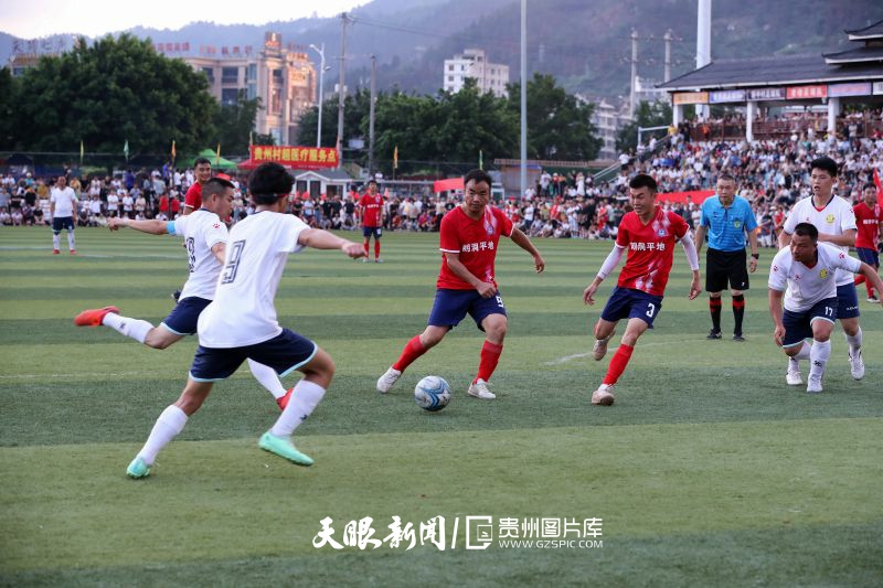 dD0xNzYzNjg3MTc0X3I9YWUxMWNiMTNfdz04MDBfcT0xMDBfZT1qcGc=.webp 2023年6月18日,在贵州省黔东南苗族侗族自治州榕江县城北新区“村超”足球赛场上,两支球队球员在赛场上拼抢。.jpg
