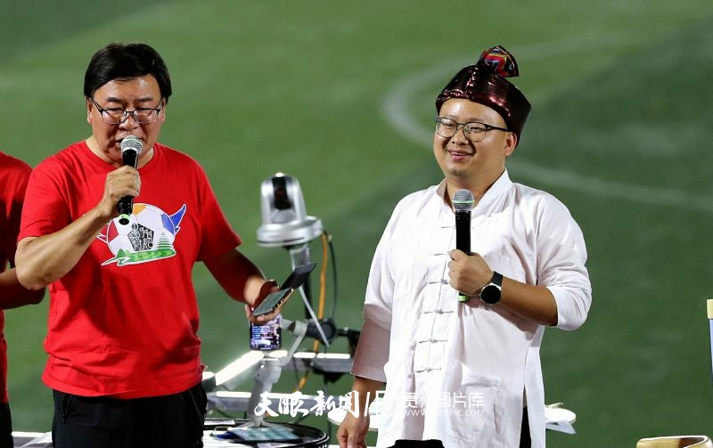 dD0xNzYzNjg3Mzg1X3I9ZmJiMjU5Yzlfdz04MDBfcT0xMDBfZT1qcGc=.webp 2023年7月28日韩乔生(左)和杨兵一起在“村超”半决赛中为车江一村对阵场坝足球队进行解说解说。 李长华 摄 通联:榕江县交通运输局 电话:13885514361.jpg