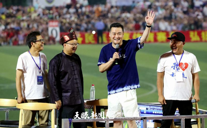 dD0xNzYzNjg3NDU2X3I9M2JhMzVjNzdfdz04MDBfcT0xMDBfZT1qcGc=.webp 2023年7月29日,在榕江县城北新区足球场,央视体育频道足球解说员贺炜(右二)、杨兵左二)在村超球赛解说。 李长华 摄 通联:榕江县交通运输局 电话:13885514361.jpg