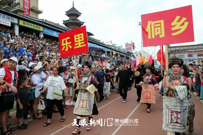 dD0xNzYzNjg3NTU1X3I9NDM0MzA0ODNfdz04MDBfcT0xMDBfZT1qcGc=.webp 图2:2023年7月1日,在贵州省黔东南苗族侗族自治州榕江县城北新区足球场通道,来自乐里镇小瑞村足球队的啦啦队身着盛装入场,吸引众多球迷的眼球。.jpg