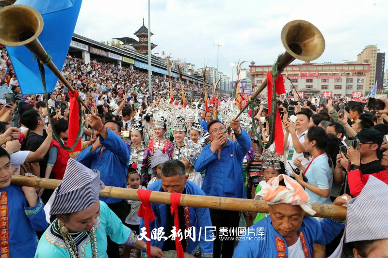 dD0xNzYzNjg3ODI3X3I9YTZmODZlOTlfdz04MDBfcT0xMDBfZT1qcGc=.webp 图8:2023年6月17日,在贵州省黔东南苗族侗族自治州榕江县城北新区足球场,塔石乡瑶族群众敲起铜鼓、吹起唢呐入场。.jpg