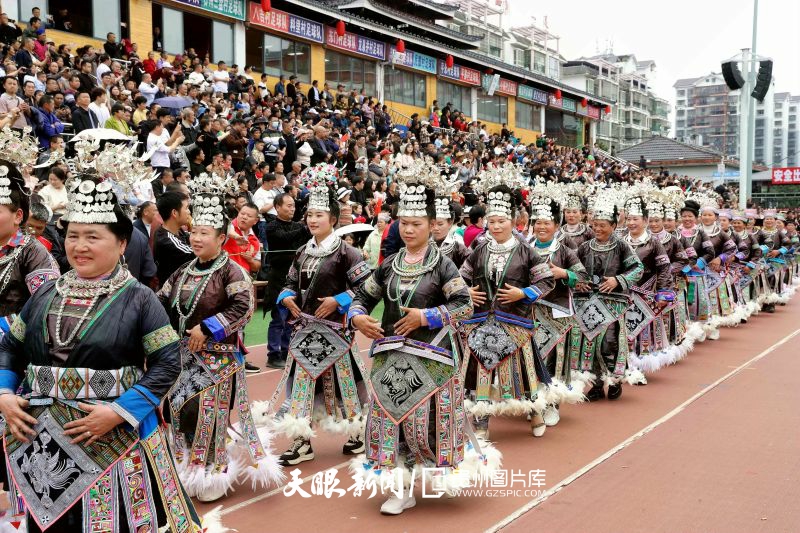 dD0xNzYzNjg3OTc4X3I9Y2YwZTdmOTFfdz04MDBfcT0xMDBfZT1qcGc=.webp 图3:2024年3月16日,在贵州省黔东南苗族侗族自治州榕江县“村超”足球场,兴华乡摆贝村足球拉拉队在巡游。.jpg