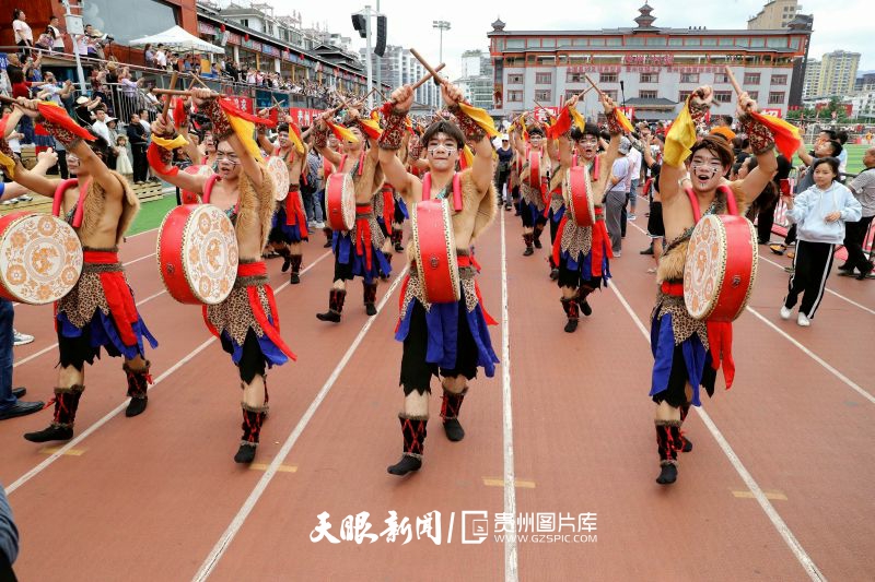dD0xNzYzNjg4NjM5X3I9ZGNiYWJmZTZfdz04MDBfcT0xMDBfZT1qcGc=.webp 图2:2024年4月20日,在贵州省黔东南苗族侗族自治州榕江县城北“村超”足球场,重庆丰都县麻辣鸡足球队的拉拉队敲着巜神鼓舞》巡游。.jpg