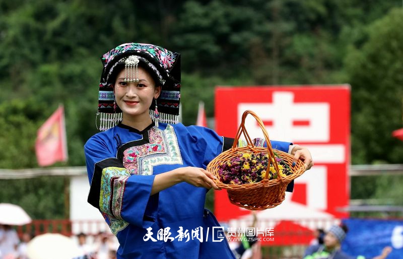 dD0xNzYzNjg4NzE0X3I9MjY5MTIwOTFfdz04MDBfcT0xMDBfZT1qcGc=.webp 图3:2024年7月13日,在贵州省黔东南苗族侗族自治州榕江县城北新区“村超”球场,罗甸县代表队在展示《布依五彩饭》。.jpg