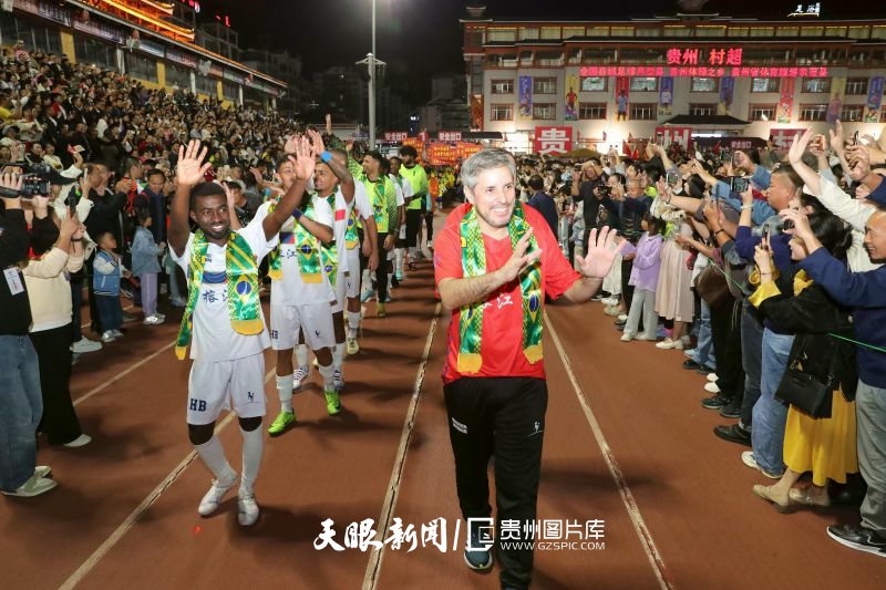 dD0xNzYzNjg4OTY5X3I9ZmMwNjcwMjJfdz04MDBfcT0xMDBfZT1qcGc=.webp 图4:2024年10月3日,在贵州省黔东南苗族侗族自治州榕江县城北新区“村超”足球场,巴西圣保罗高桥足球队员在巡游入场。.jpg