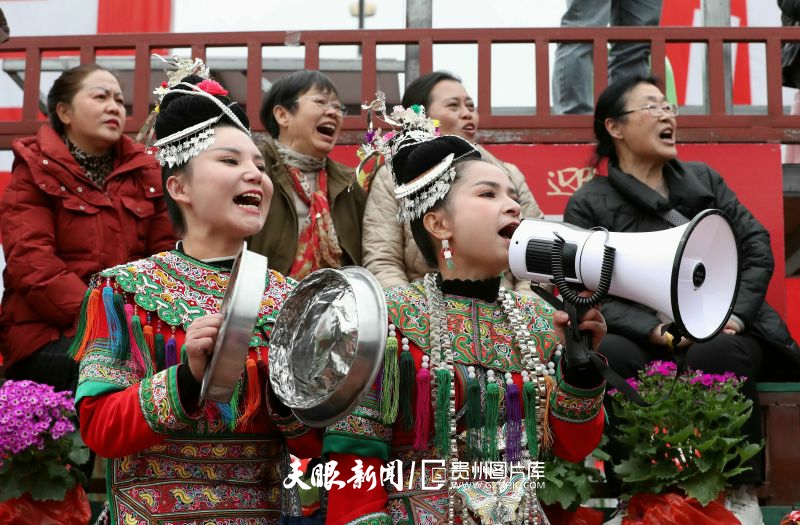 dD0xNzYzNjg5MjAzX3I9MDdmNWY0NmRfdz04MDBfcT0xMDBfZT1qcGc=.webp 图11:2025年3月8日,在贵州省黔东南苗族侗族自治州榕江县城北新区“村超”足球场,足球队拉拉队在为球员吶喊加油。.jpg