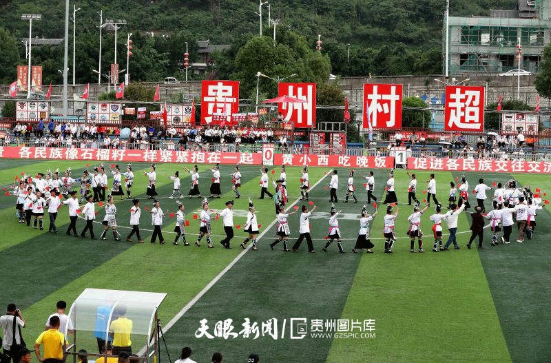 dD0xNzYzNjg5NjQyX3I9MTFlYzk4Yzhfdz04MDBfcT0xMDBfZT1qcGc=.webp 图8:2025年5月18日,在贵州省黔东南苗族侗族自治州榕江县城北新区“村超”足球场,榕江县栽麻镇高硐村足球队的拉拉队在演唱侗歌。.jpg