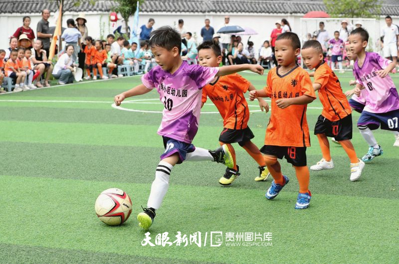 dD0xNzYzNjg5Njg4X3I9NDU1ZmJjNWFfdz04MDBfcT0xMDBfZT1qcGc=.webp 图1:2025年6月10日,在贵州省黔东南苗族侗族自治州榕江县古州镇富民小区幼儿园足球场,幼儿园小朋友们在足球赛中拼抢。.jpg