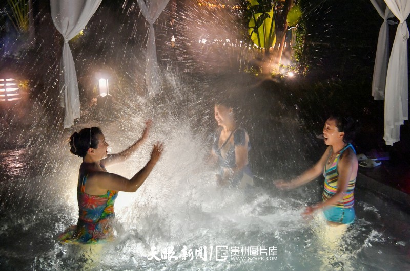 692765-2023年12月31日，游客在贵州省安顺市紫云县猫营黄鹤营温泉度假村泡温泉时相互撩水祝福。.jpg