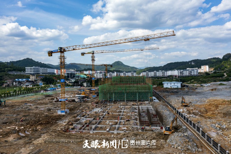 752897-2024年5月13日，工人在贵州省从江县中铁建工集团黔东南州粤黔大健康医药产业园区（B区）项目工地施工作业（无人机照片）。.jpg