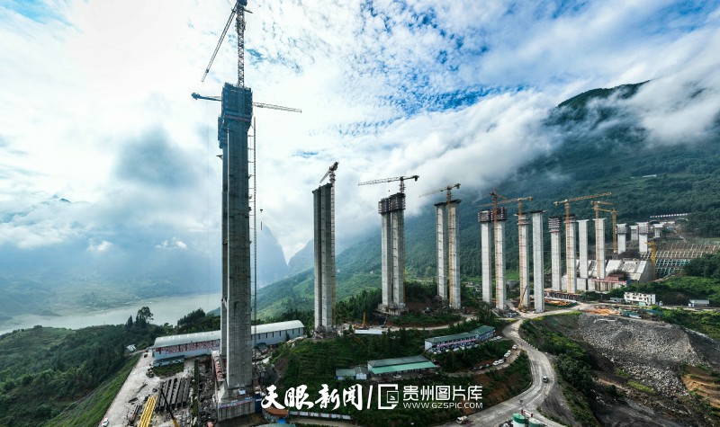 492695-6月9日拍摄的正在建设中的纳晴高速公路牂牁江特大桥。.jpg