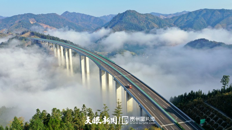 434082-12月6日，贵州省黔东南苗族侗族自治州剑（河）至榕（江）高速公路榕江境内乌公特大桥周边云雾缭绕（无人机照片）。.jpg