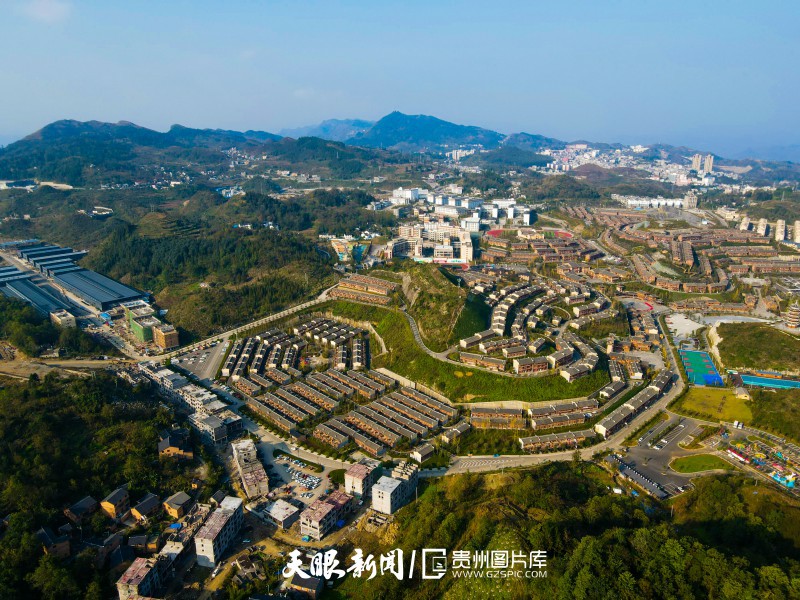 2021年10月，航拍黔西南州晴隆县阿妹戚托小镇。贵州日报天眼新闻记者杨涛 摄.jpg