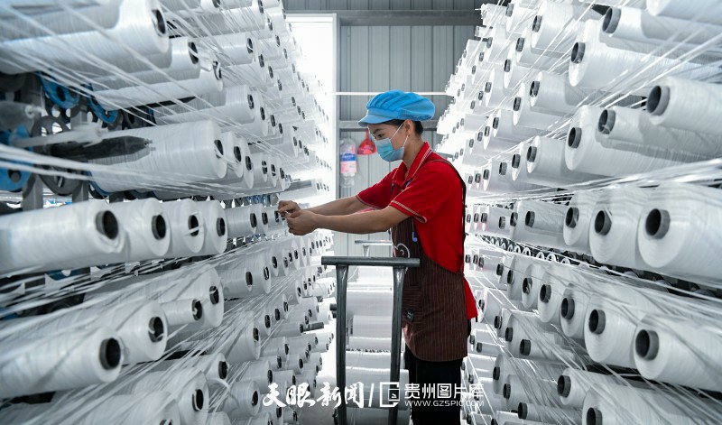 2025年8月8日，在黔西南自治州晴隆县腾龙街道产业园的贵州奥诺新材料有限公司生产车间内，工人正在操作生产设备，赶制订单 贵州日报天眼新闻记者 贾智 摄.jpg