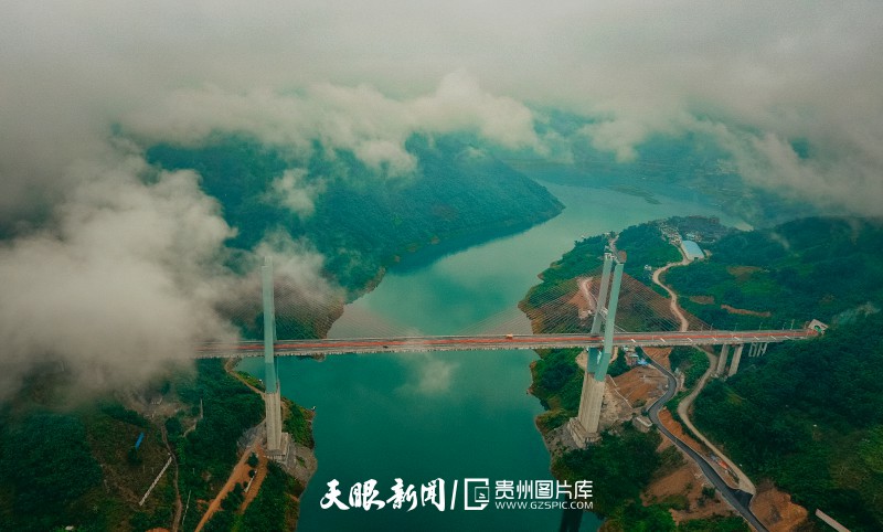 361673-望谟县油迈瑶族乡，云海下的北盘江大桥。.jpg