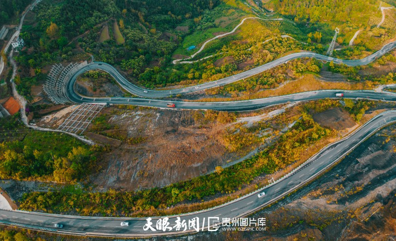 746686-2024年5月7日，贵州省黔西南布依族苗族自治州望谟县弄蜡村，产业路、盘山路、串户路组成的大地初夏美图。.jpg