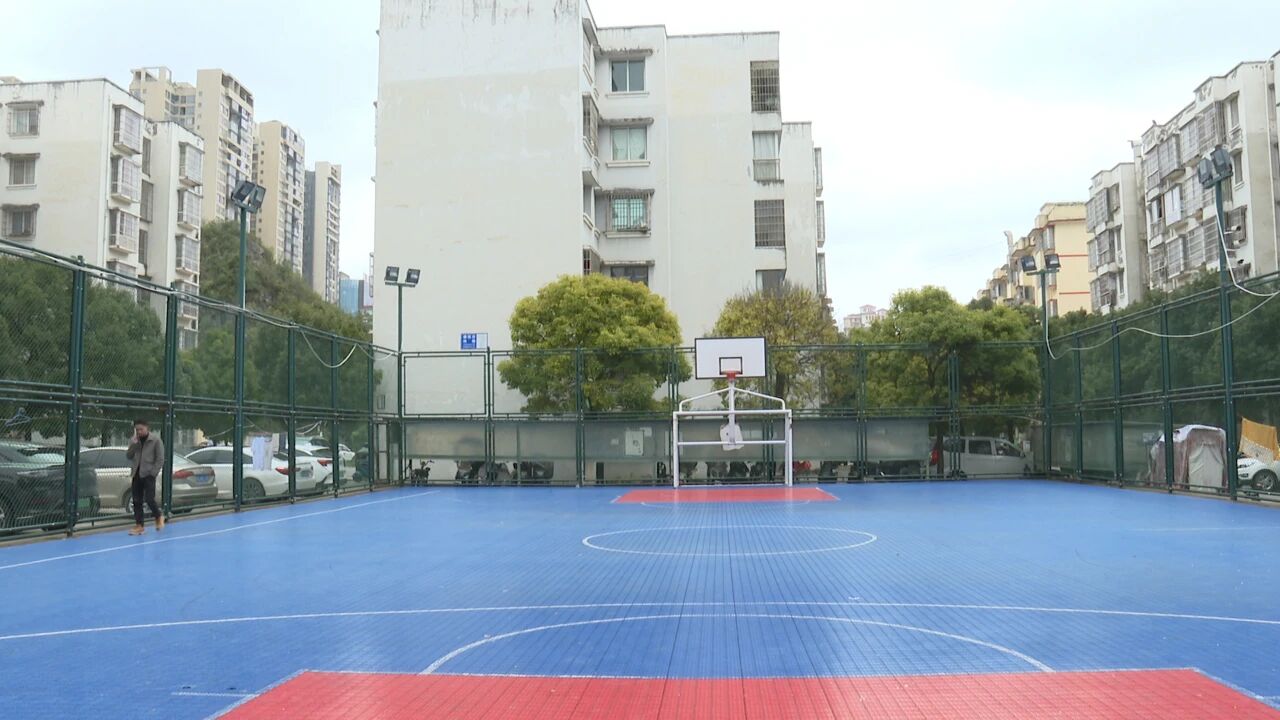 17639565099842.jpg 廉租房小区的篮球场.jpg