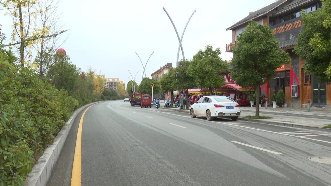 17639567957466.jpg 新修的路面.jpg