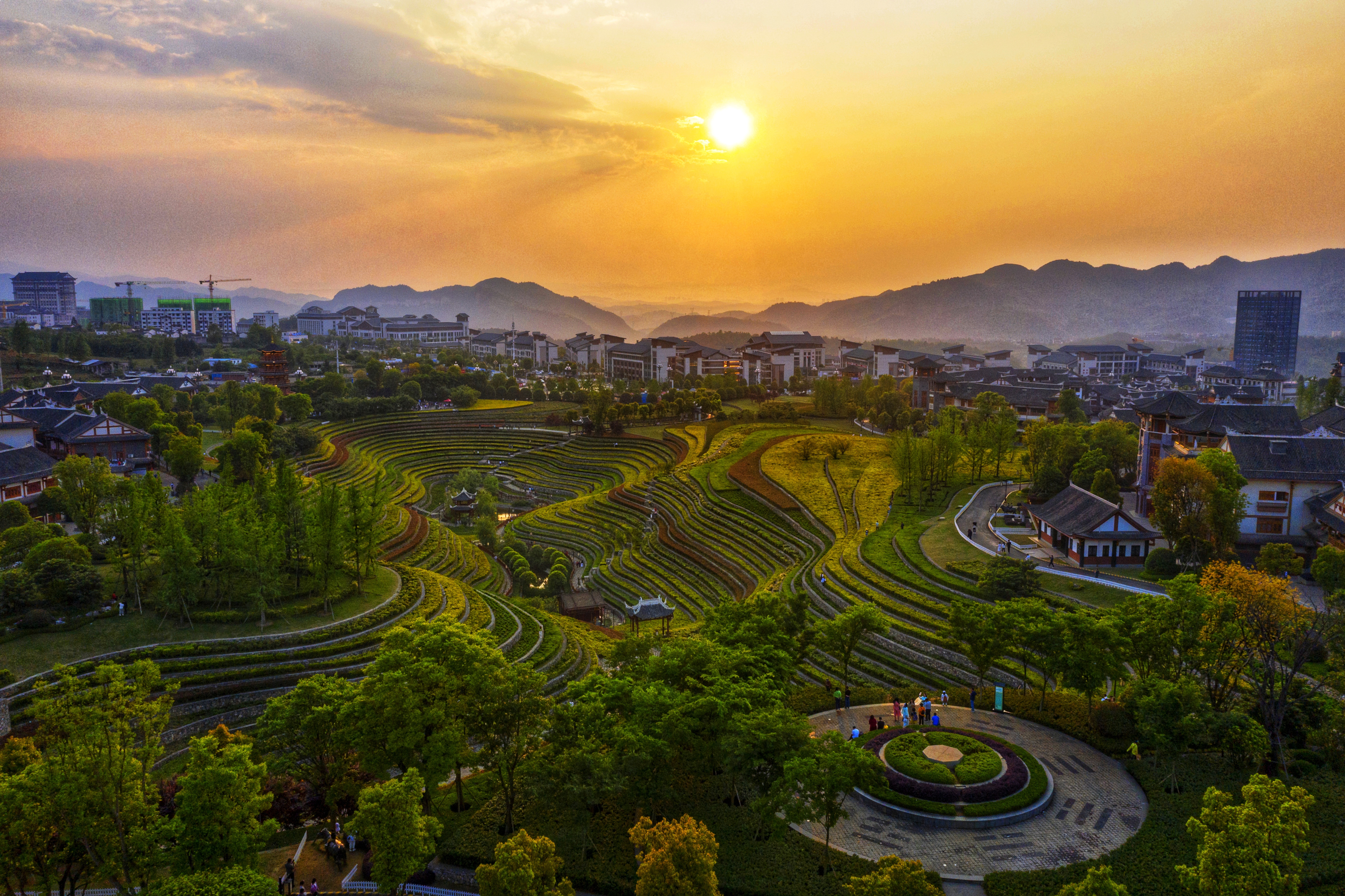 dD0xNzYzOTM4NDQxX3I9ZDdhZjQ1ODFfdz0xMDgwX3E9MTAwX2U9anBlZw==.webp 卢昌跃 摄(影像贵州),大方县奢香古镇游客络绎不绝前来观赏梯田日落美景。.jpeg