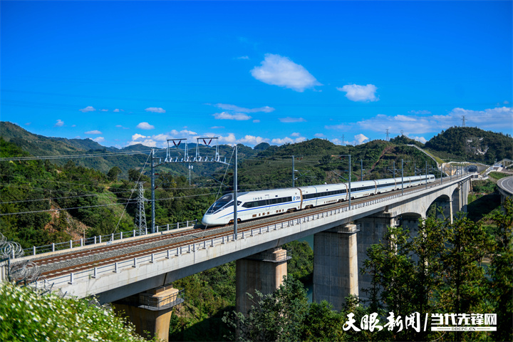 10月17日，盘兴高铁运行试验列车经过贵州省黔西南州兴义市清水河镇纳怀河特大桥。 (2).jpg