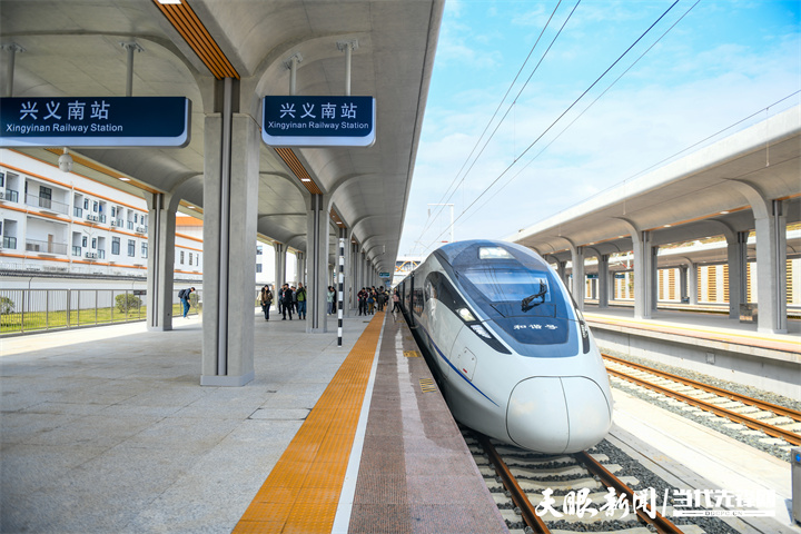 10月20日，盘兴高铁55933次运行试验列车抵达兴义南站。 (4).jpg