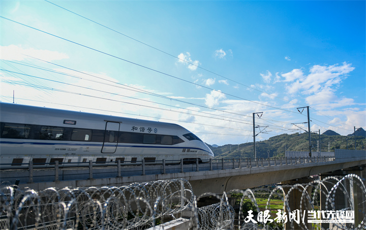 dD0xNzY0MDM0Nzg3X3I9OTQ5MjczYzhfdz03MjBfcT0xMDBfZT1qcGc=.webp 10月17日,盘兴高铁运行试验列车经过贵州省黔西南州兴义市清水河镇特大桥上。 (2).jpg