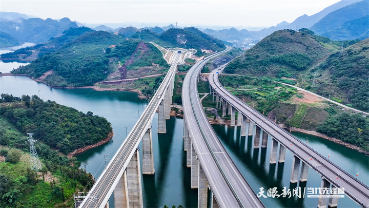 dD0xNzY0MDM3MzA3X3I9NjMyNzA2ZmVfdz03MjBfcT0xMDBfZT1qcGc=.webp 11月21日,盘兴高铁纳怀河特大桥(左)、水兴高速纳怀河大桥(中)和兴清快速通道(右)并驾齐驱。 (3).jpg