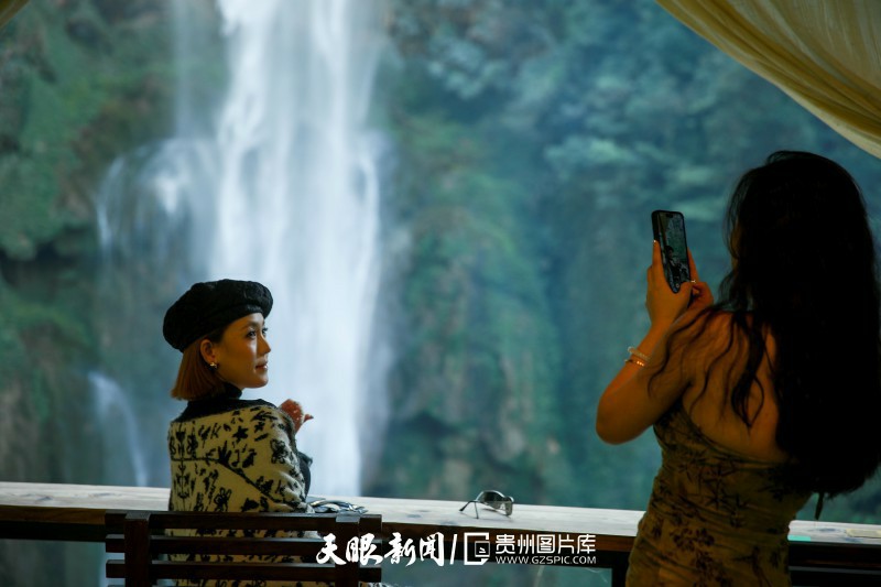 932261-2025年11月15日，游客在贵州省贵阳市开阳县龙岗镇格林村翁洞滩瀑布咖啡店拍照。.jpg