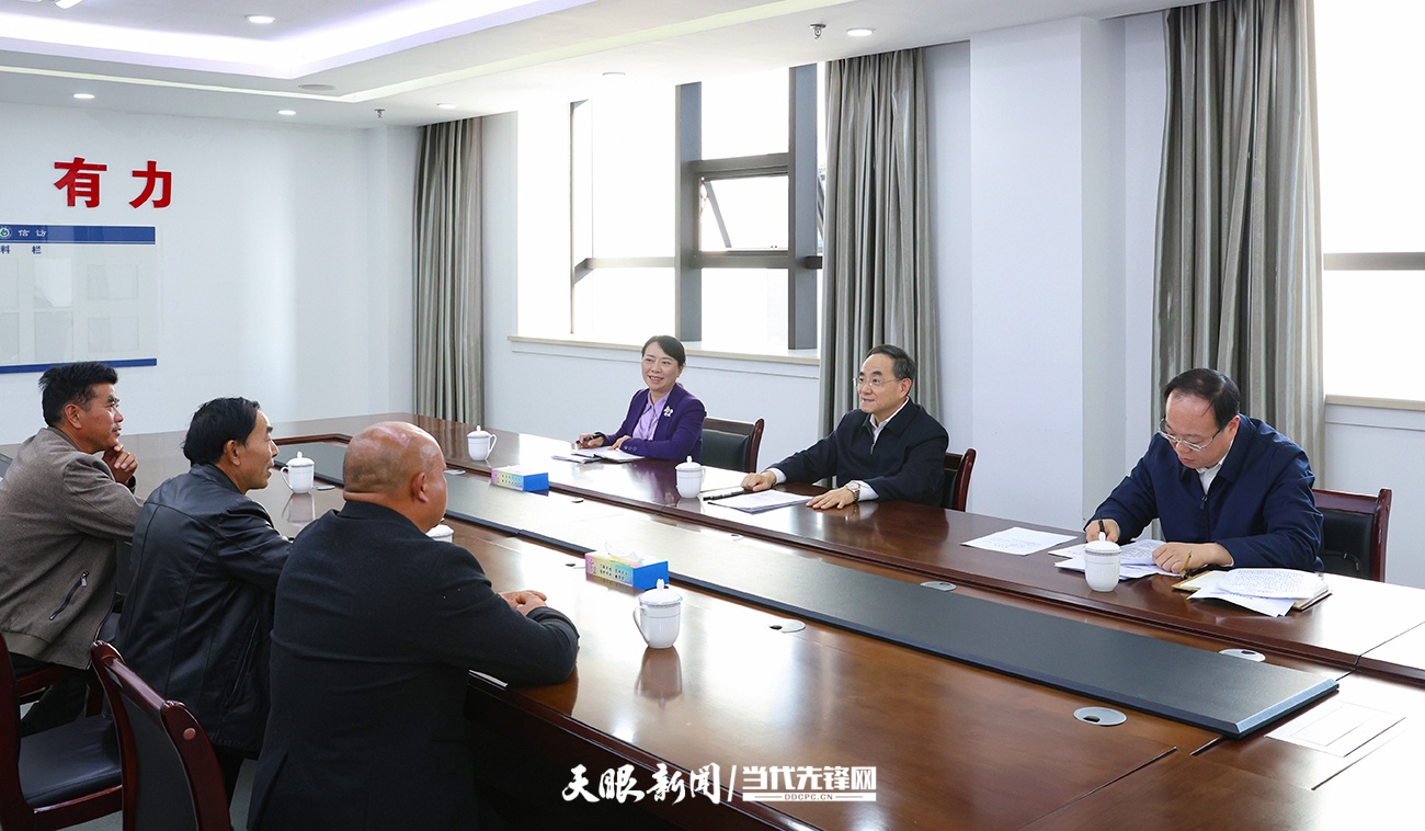 dD0xNzY0MDgxNTY4X3I9ODFlYzA2ZTBfdz0xMDgwX3E9MTAwX2U9anBn.webp 图为徐麟在调处室随机接待来访群众。.jpg