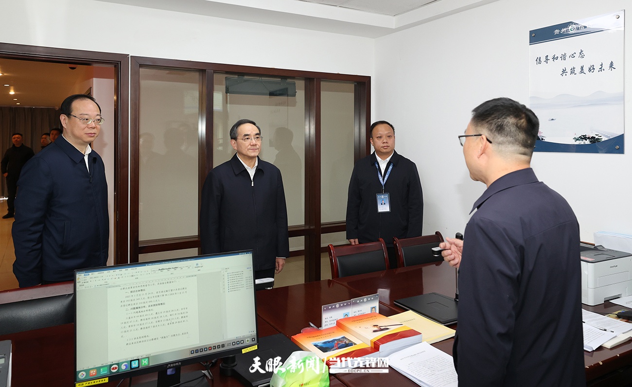 dD0xNzY0MDgxNTk2X3I9MTFmYWQ2Njdfdz0xMDgwX3E9MTAwX2U9anBn.webp 图为徐麟在接访大厅了解群众来访办理情况。.jpg