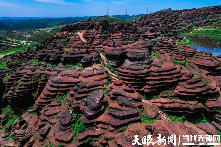 3 松桃红石林。摄影 陈慧.jpg