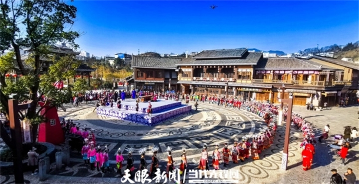 4 游客在丹寨县万达小镇观赏民族表演。贵州日报天眼新闻记者 陈慧 摄.jpg