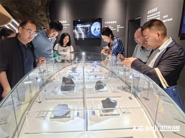 4 专家人才在文昌极星陨石博物馆参观考察.jpg