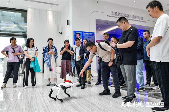 6 专家人才与机器狗互动.jpg