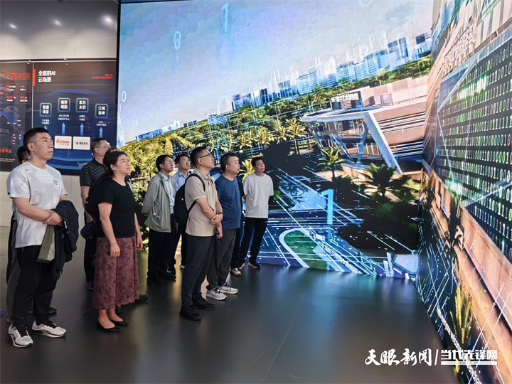 5 专家人才在文昌航天超算中心参观考察.jpg