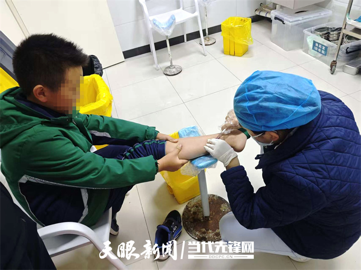 医务工作人员在帮助患者正在处理伤口1.jpg
