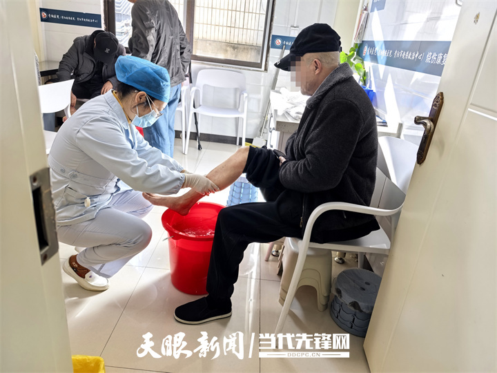 dD0xNzY0MzAwOTMxX3I9NjZhZDQwY2Vfdz03MjBfcT0xMDBfZT1qcGc=.webp 医务工作人员在帮助患者正在处理伤口2.jpg