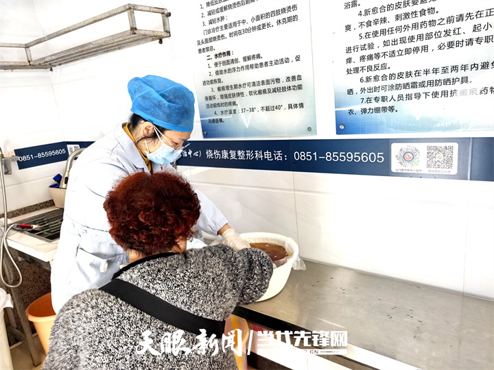 dD0xNzY0MzAxMDQwX3I9MTcyOWY3MTlfdz03MjBfcT0xMDBfZT1qcGc=.webp 医务工作人员在帮助患者正在处理伤口3.jpg