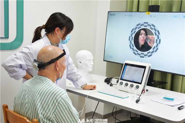 杜霖玲帮助靳坤开展脑机接口治疗。.jpg