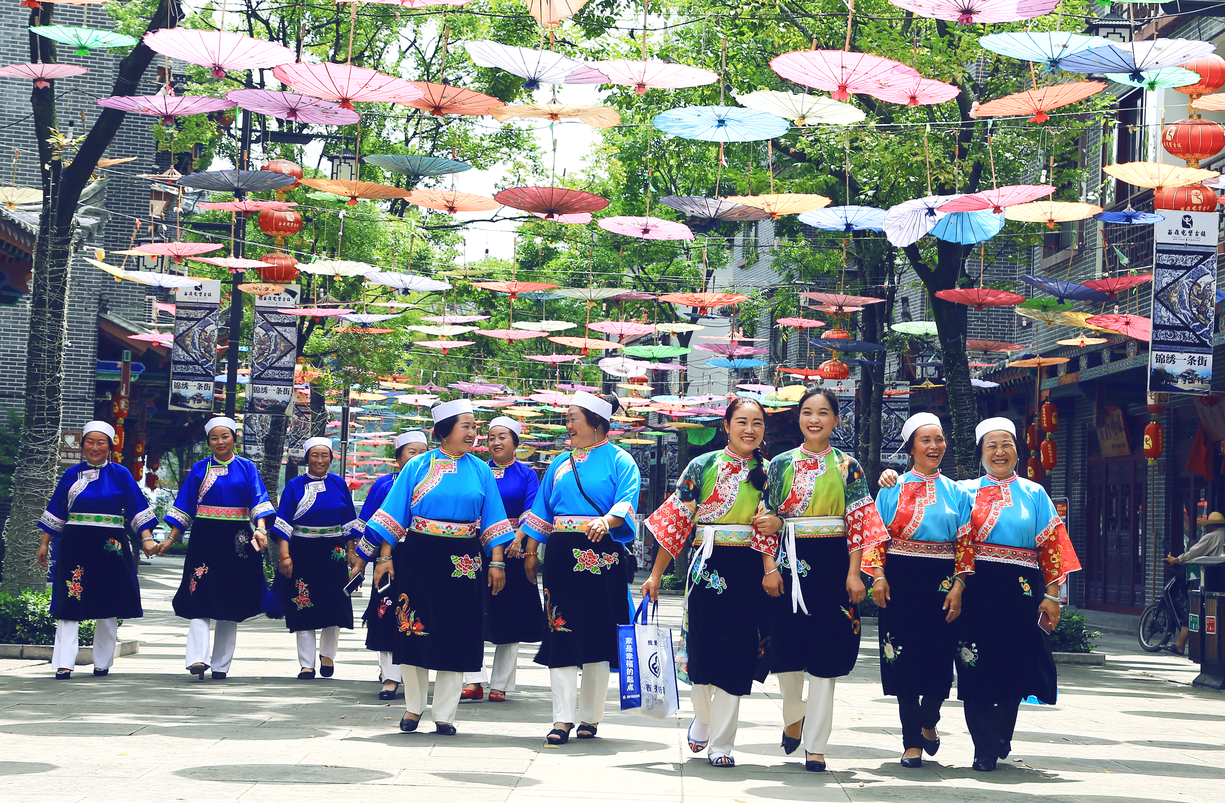 锦绣街上的绣娘们罗永忠 摄.jpg