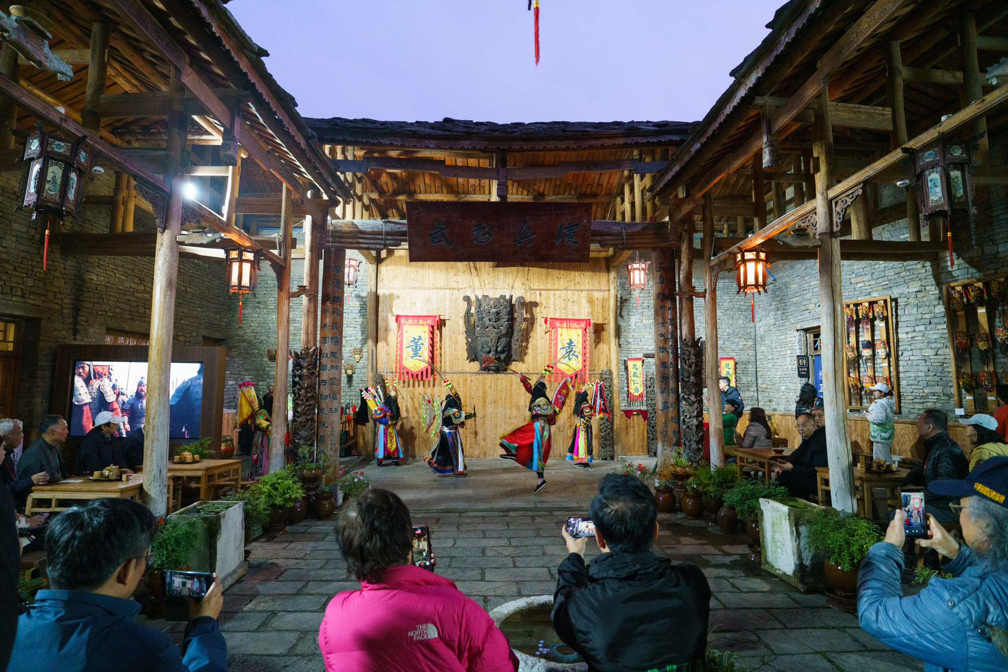 2025年10月30日，游客在天龙屯堡观看地戏表演。贵州日报天眼新闻记者 何晓璇 摄.jpg