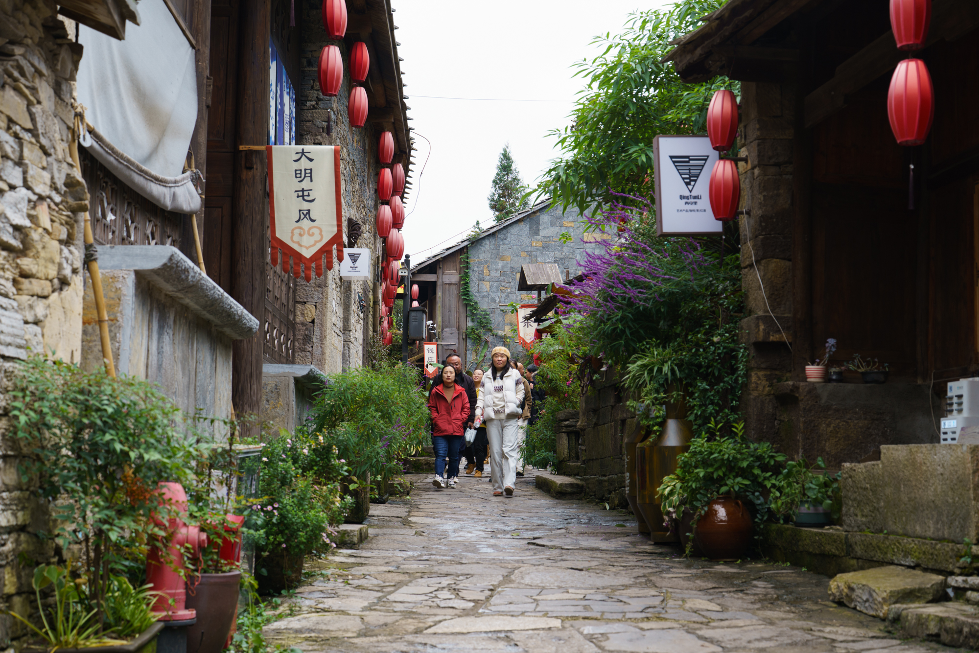 2025年11月6日，游客打卡云山屯。贵州日报天眼新闻记者 何晓璇 摄.jpg