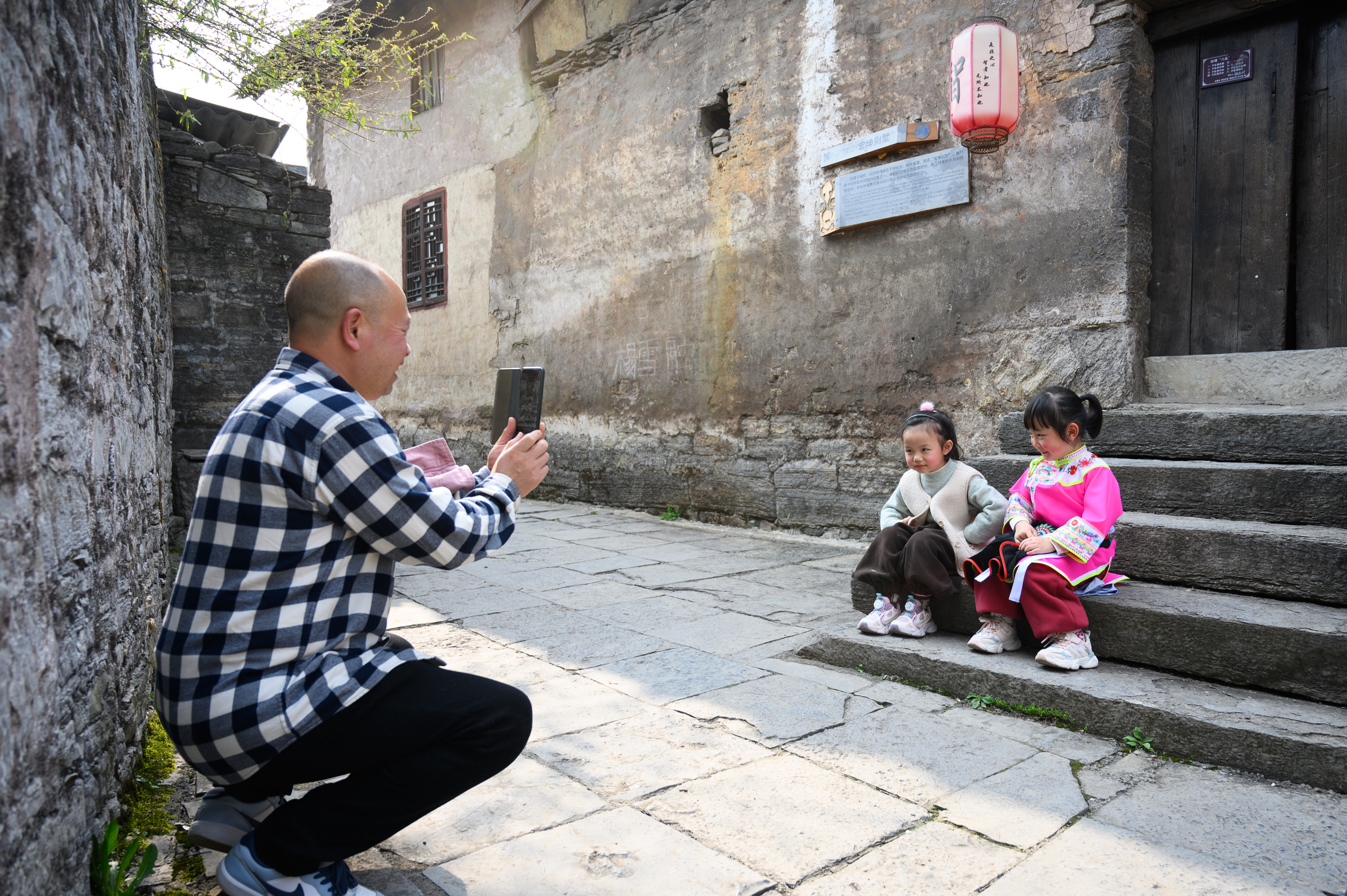 2025年3月22日，游客漫步于安顺云峰屯堡文化风景区600年历史的石板古巷，触摸雕花、石墙，感受大明遗风。贵州日报天眼新闻记者 何晓璇 摄.JPG