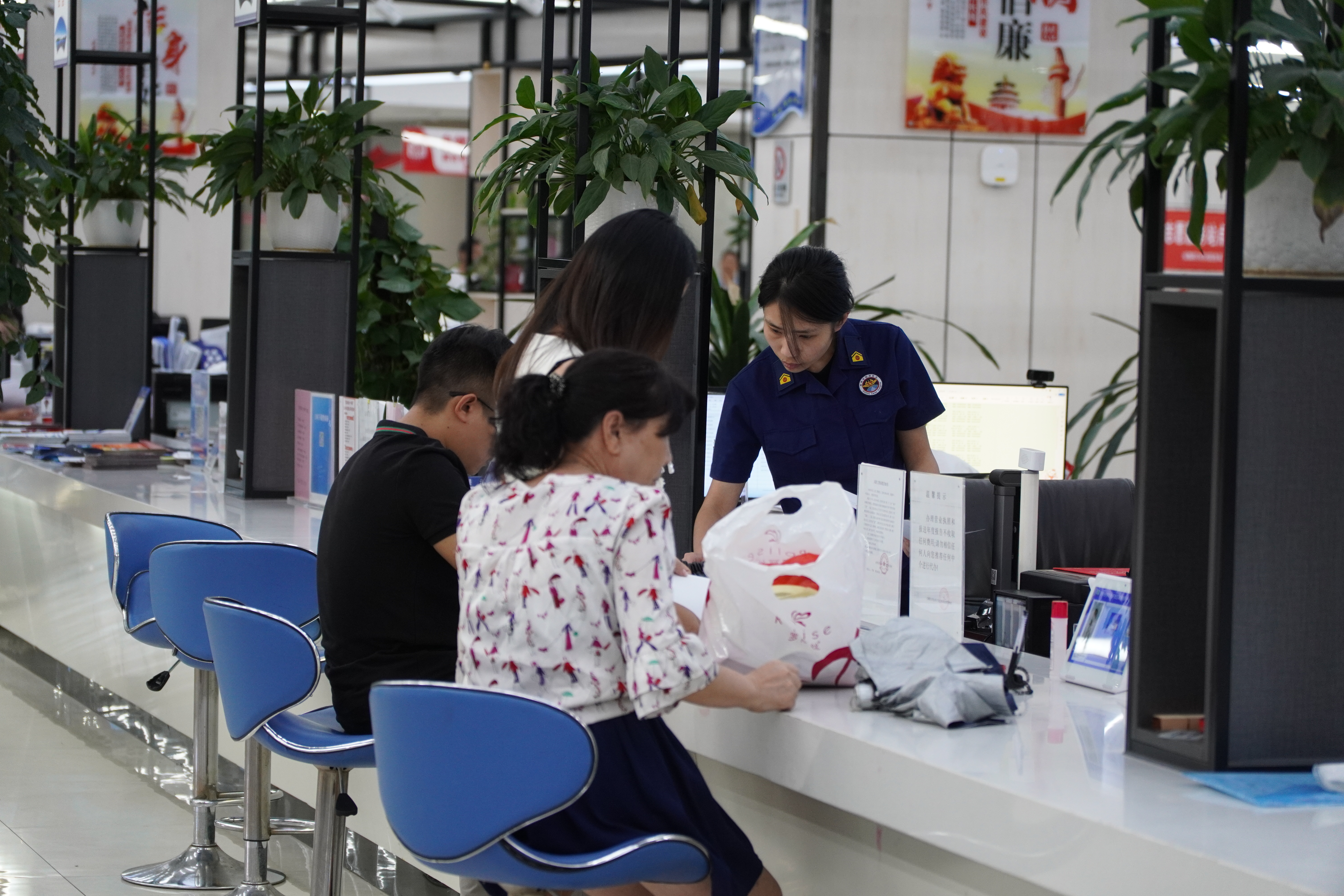 17647553954848.JPG 安顺经开区政务服务中心工作人员正在为办事群众办理业务 杨曦 摄 1.JPG