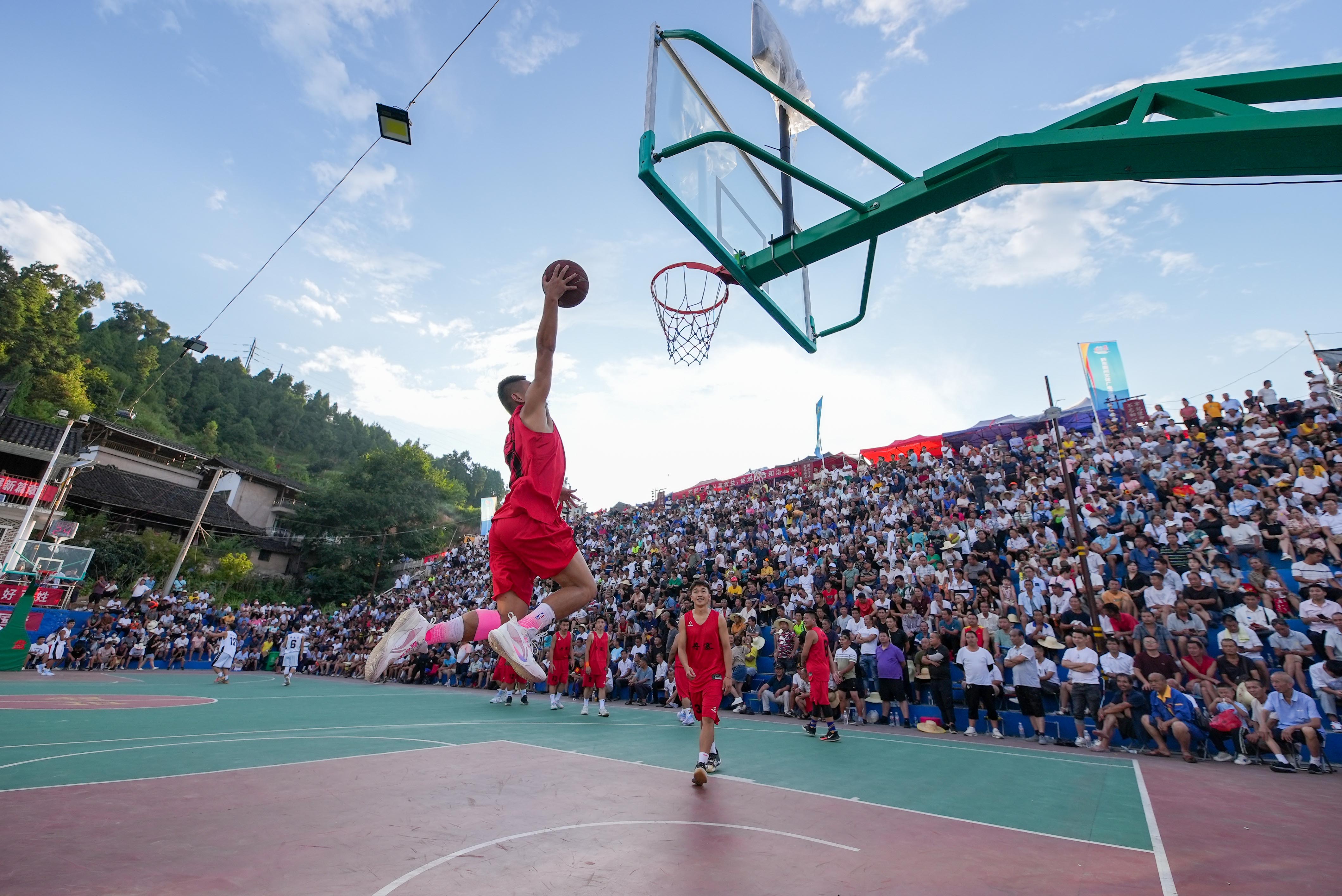 17648340539191.JPG “村BA”比赛精彩瞬间。杨晓波 摄JPG.JPG