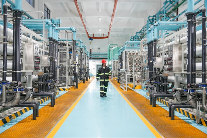 3 国家电投集团贵州金元织金“上大压小”异地改建项目内，工作人员巡检设备运行情况（郑宇潇 摄）.jpg