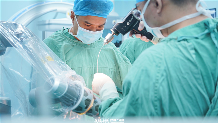 dD0xNzY1MjQ1MTQxX3I9MDZkZGZmMDdfdz03MjBfcT0xMDBfZT1qcGc=.webp 北京积水潭医院贵州医院脊柱外科副主任医师王力航运用天玑机器人进行手术。 陈政 摄.jpg